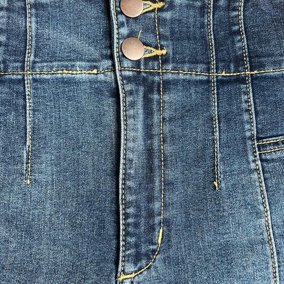 Altar'd State Women's  Grace High Waist Denim SHORTS Medium NWT - Picture 5 of 10